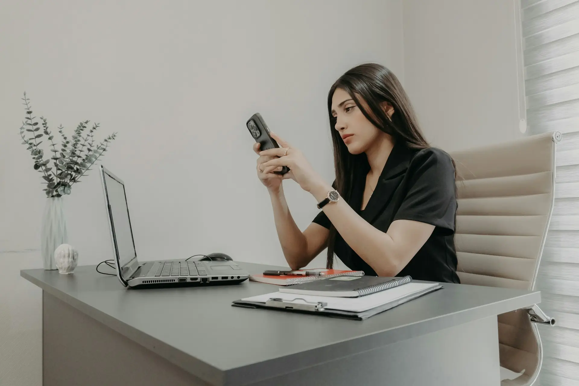 Profissional ao telefone em um escritório