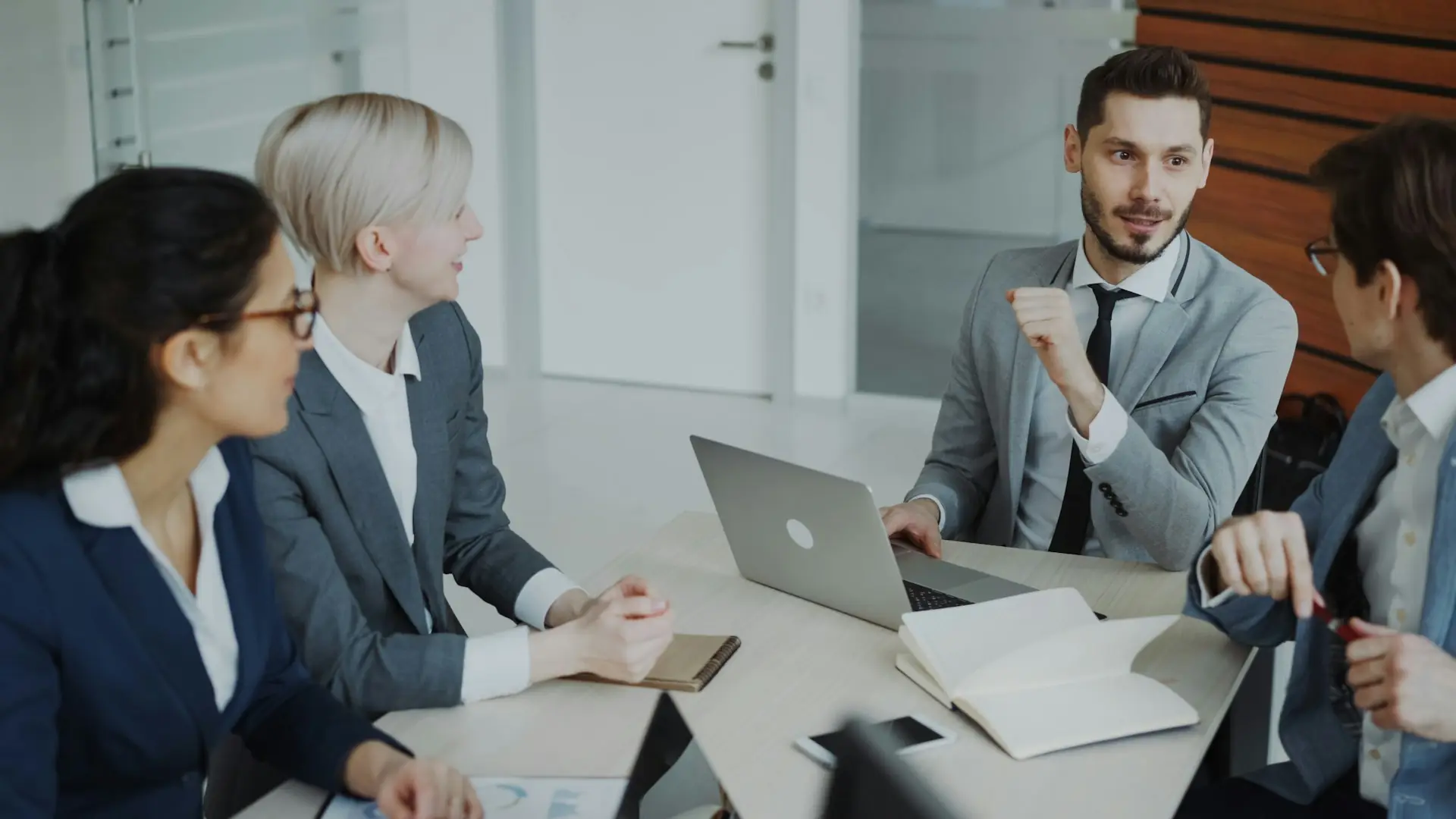 Equipe de consultores em reunião