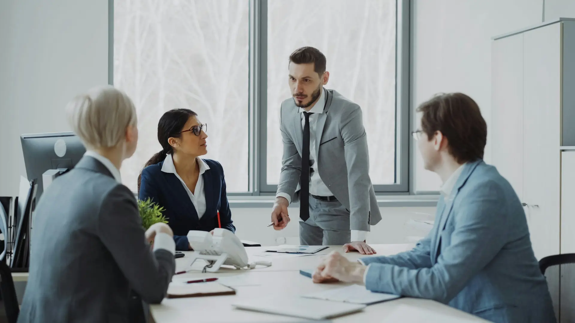 Consultores em reunião com a liderança de uma empresa