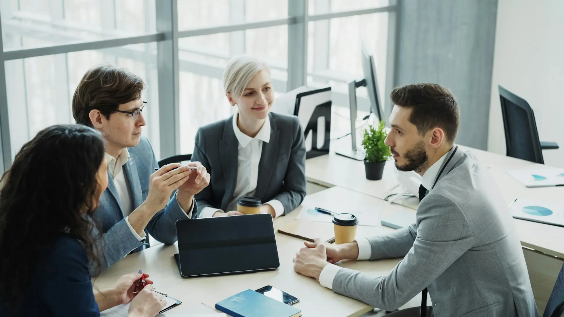 Equipe reunida em torno de uma mesa