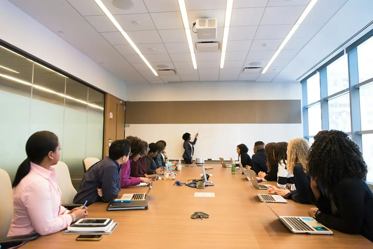 Equipe reunida em uma sala de conselho