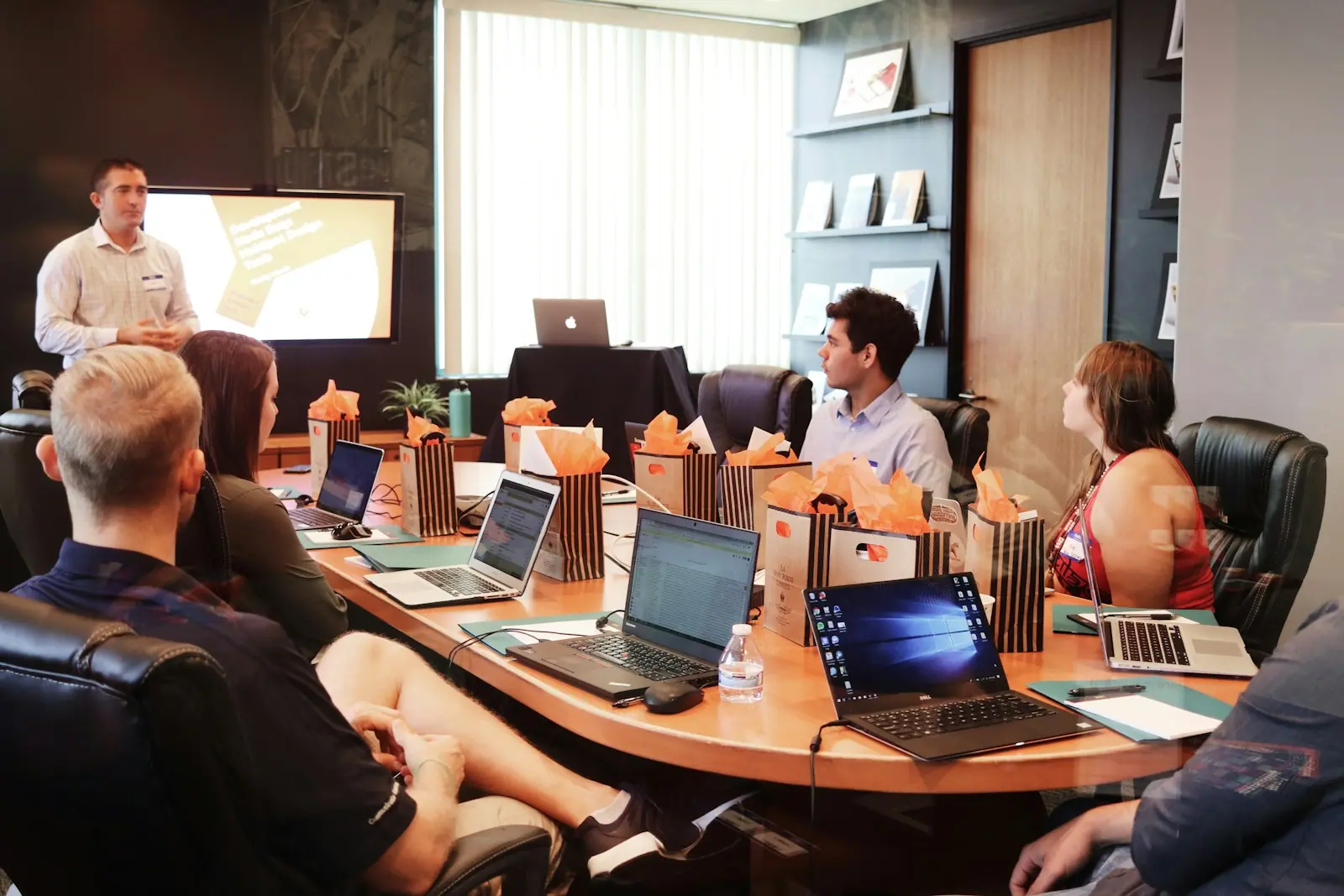 Consultor apresentando um diagnóstico para a equipe