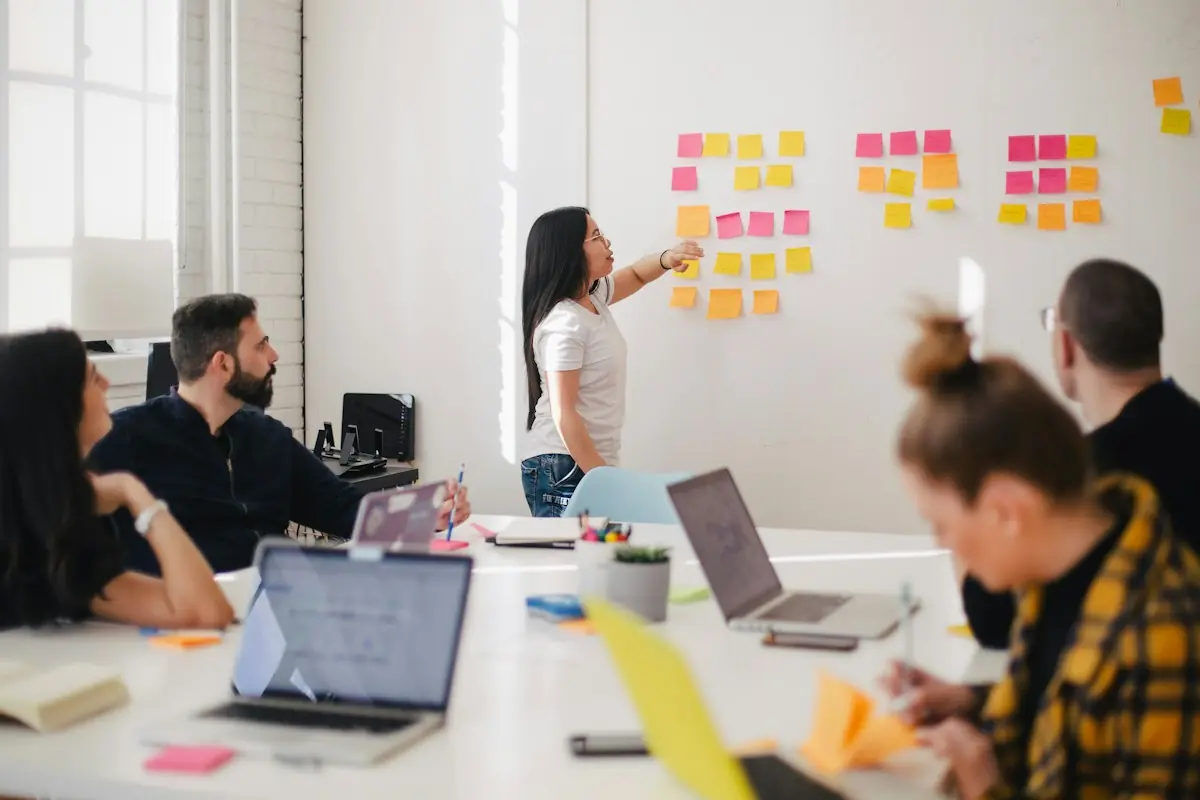Equipe organizando ideias em um quadro
