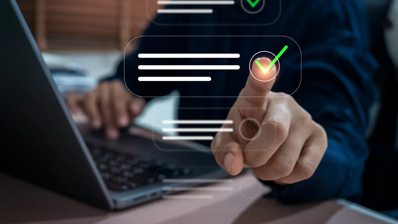 Profissional confirmando etapas de um treinamento on-line