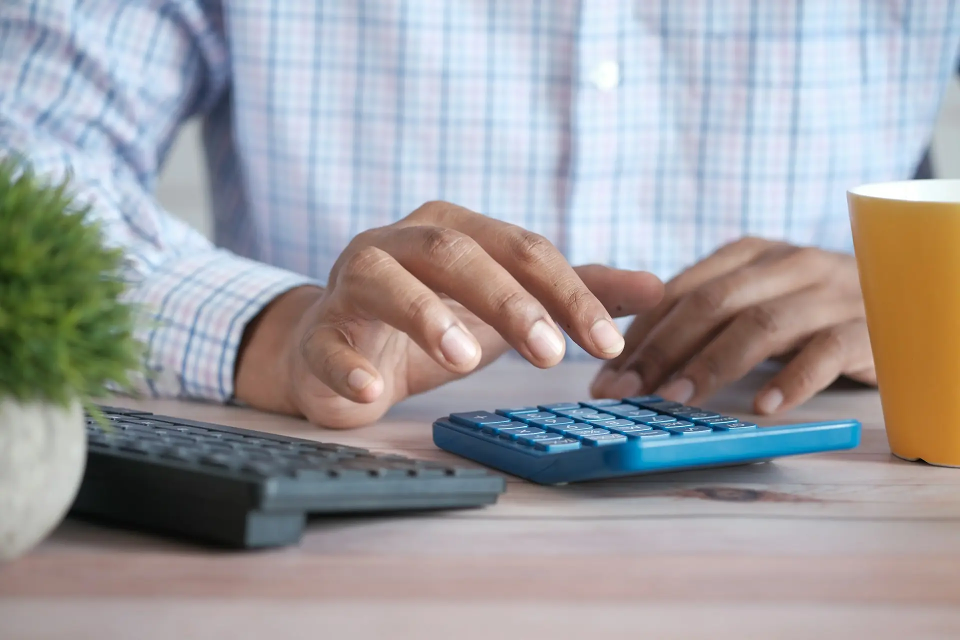Profissional calculando valores da folha de pagamento