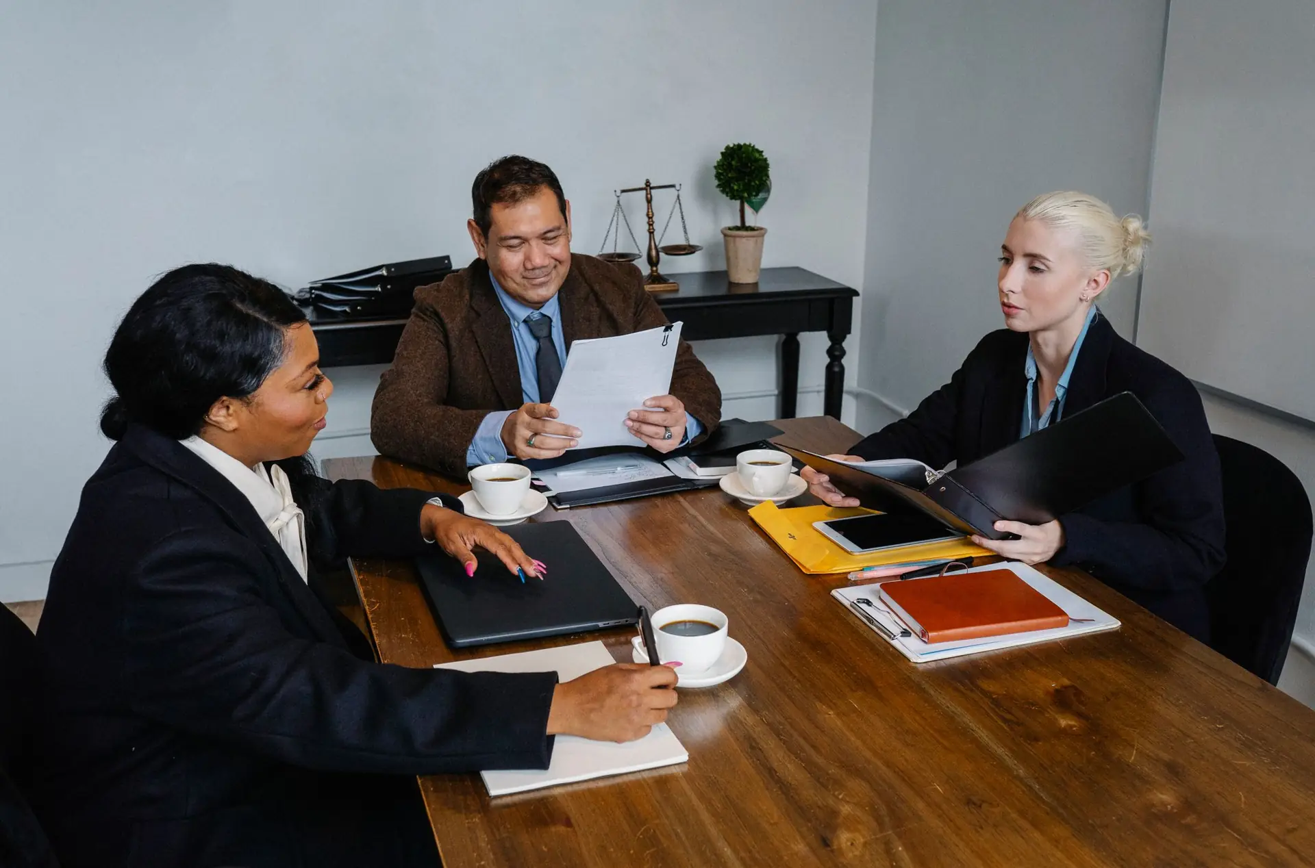 Executivos em reunião no escritório