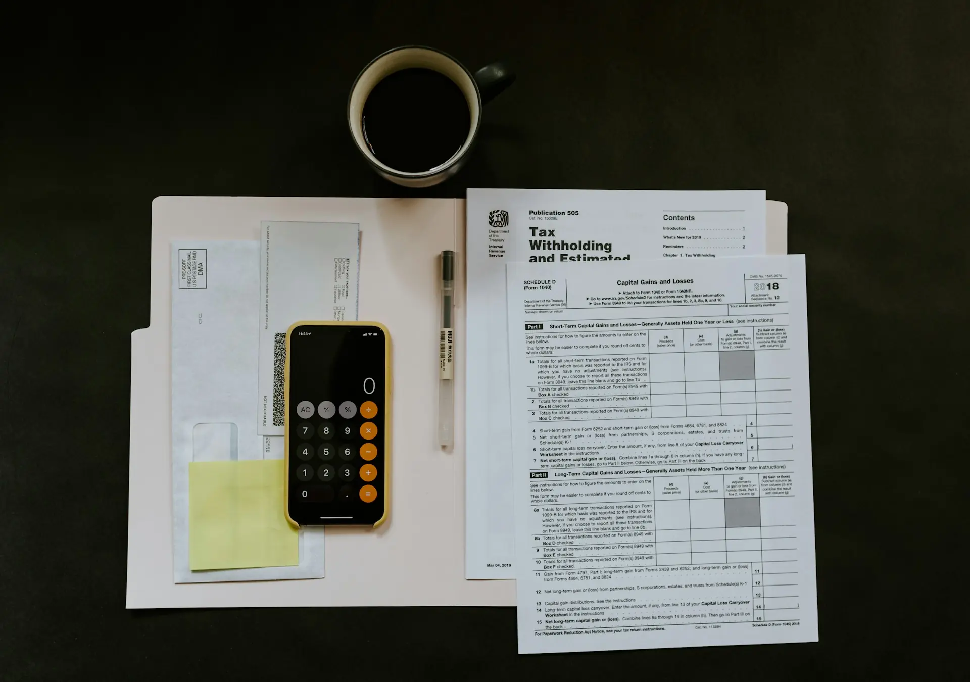 Documentos fiscais, calculadora e caneta