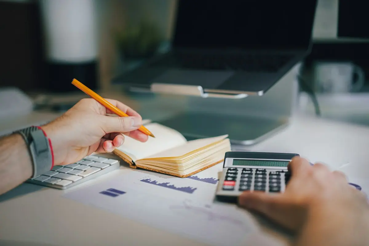 Análise de números com calculadora e anotações