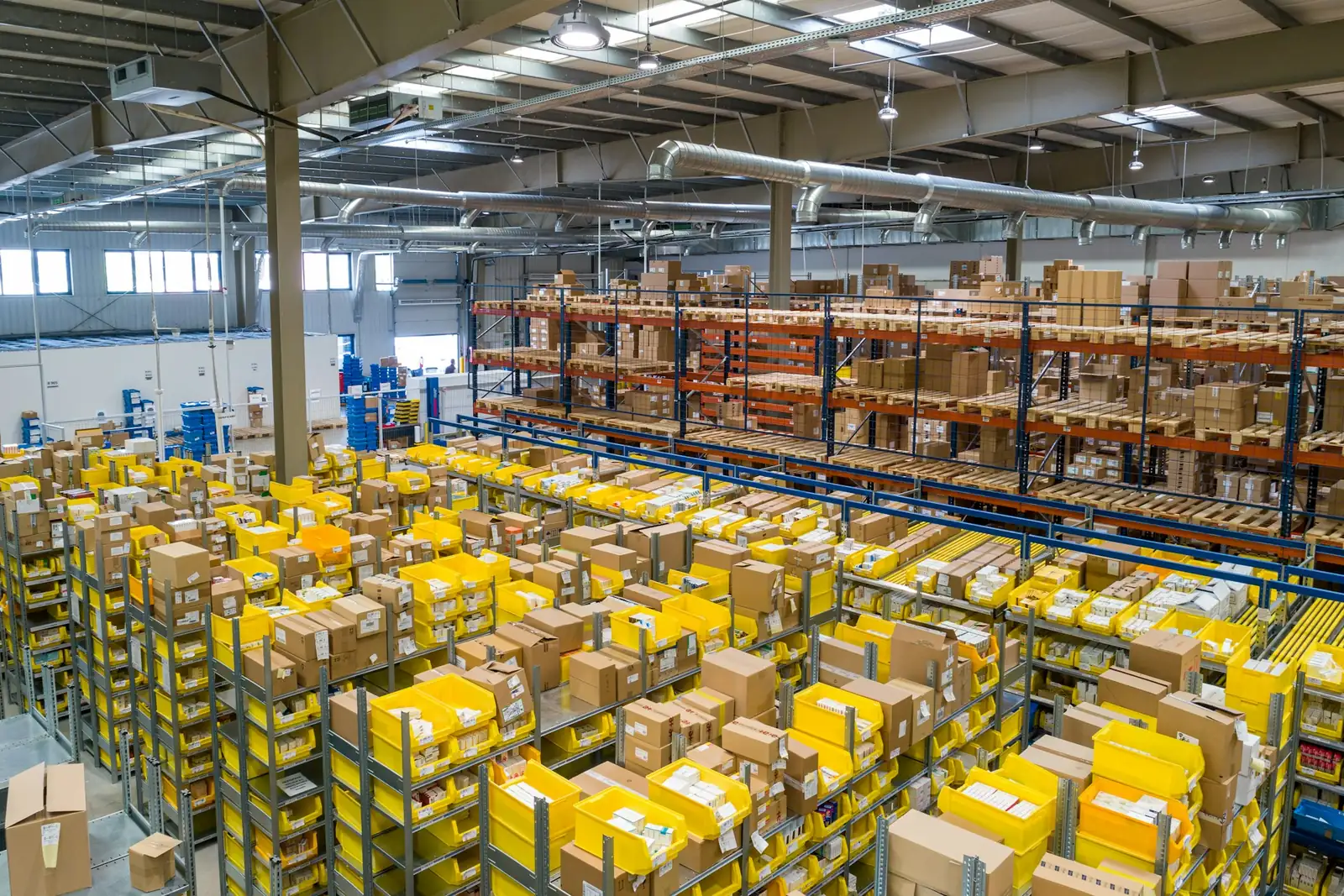 Centro de distribuição com estoque organizado