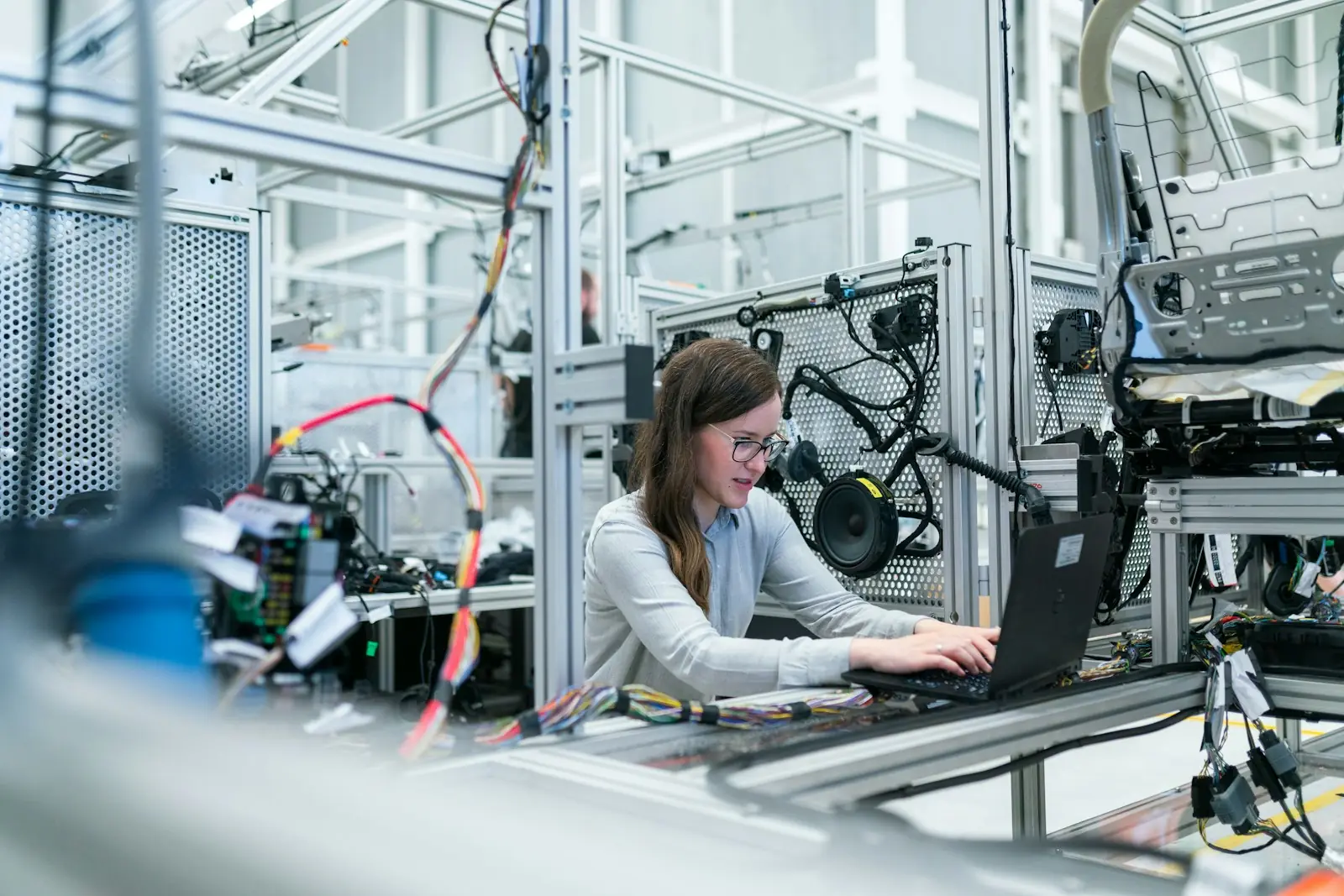 Engenheira trabalhando em uma linha de produção