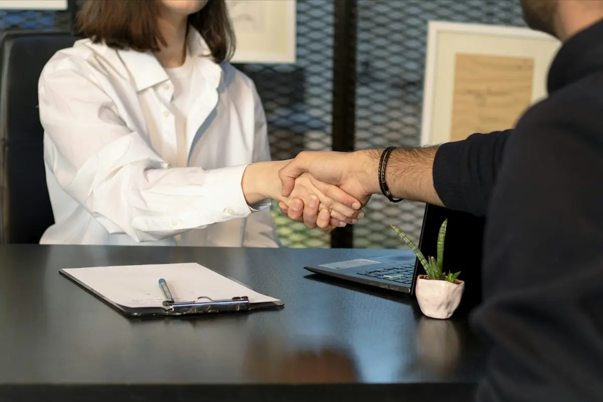 Aperto de mãos em uma contratação